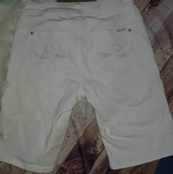 Seven7 White Bermuda shorts -NWOT - Picture 2 of 2